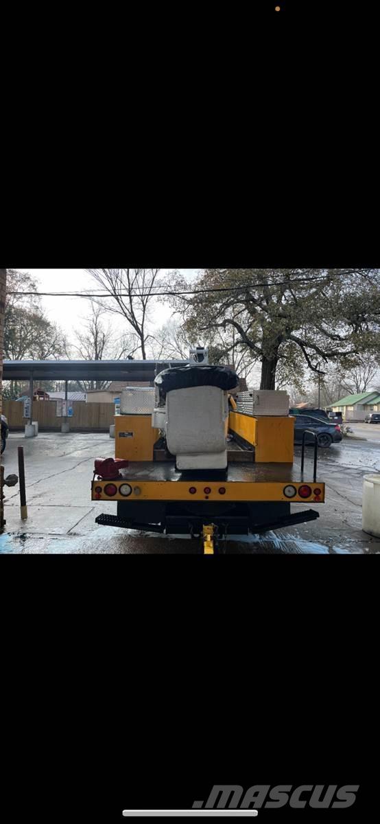 Ford F-550 Teherautóra szerelt emelők és állványok