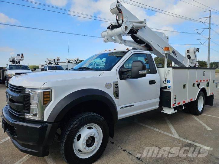Ford F-550 Teherautóra szerelt emelők és állványok