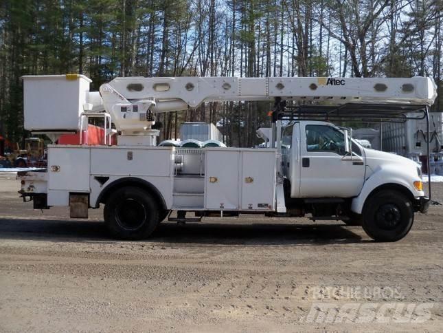 Ford F-750 Teherautóra szerelt emelők és állványok