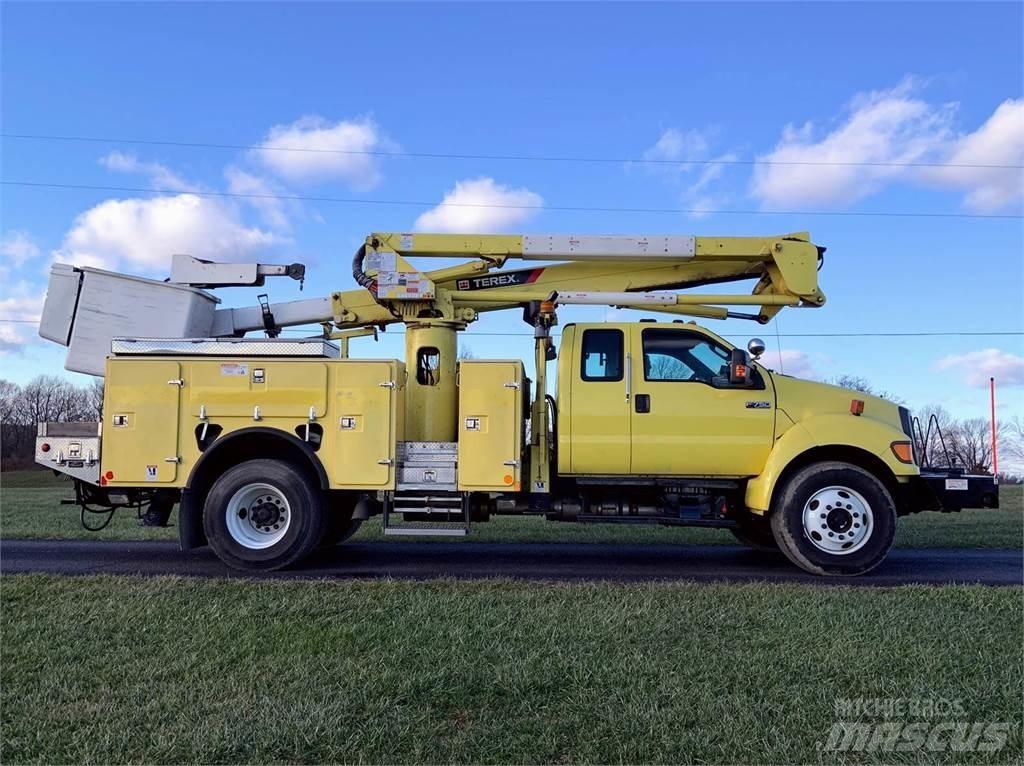 Ford F-750 Teherautóra szerelt emelők és állványok