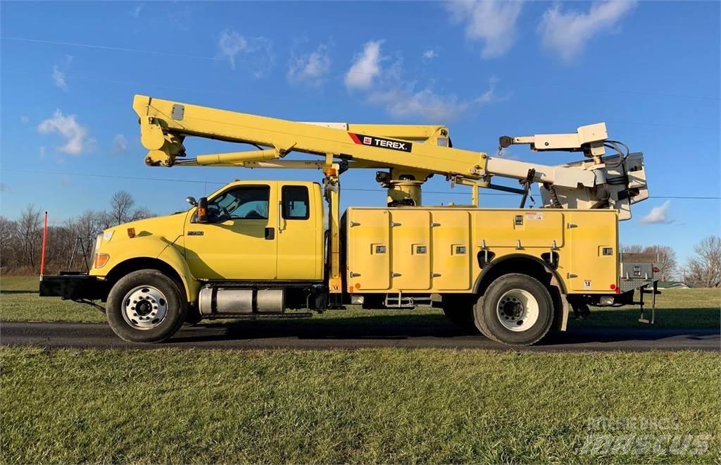 Ford F-750 Teherautóra szerelt emelők és állványok