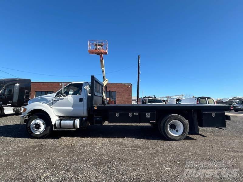 Ford F-750 Platós / Ponyvás teherautók