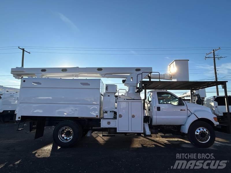 Ford F-750 Teherautóra szerelt emelők és állványok