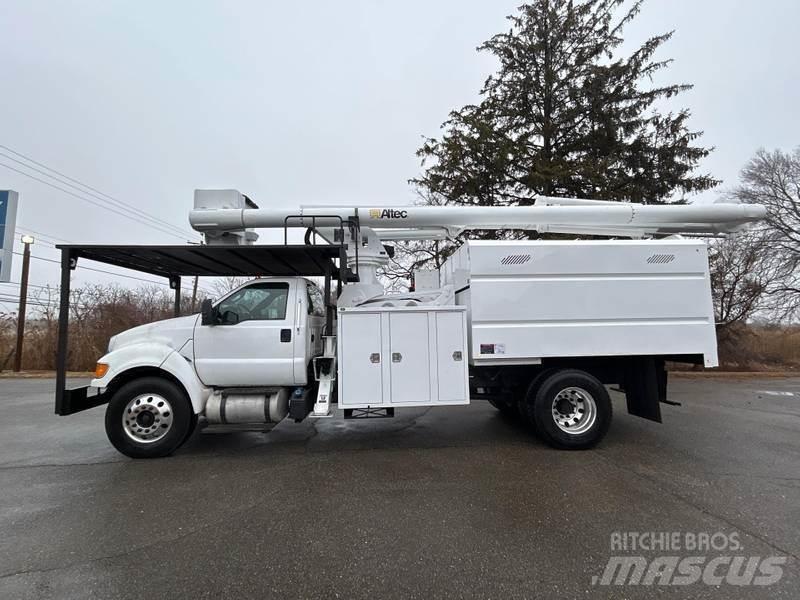 Ford F-750 Teherautóra szerelt emelők és állványok