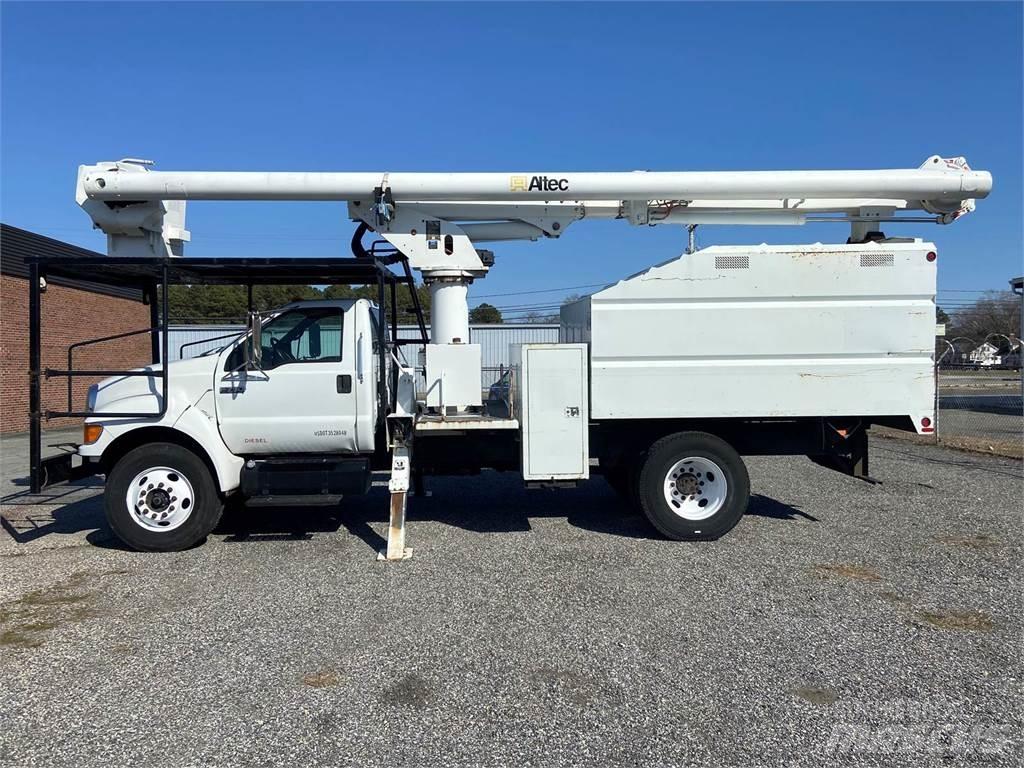 Ford F-750 Teherautóra szerelt emelők és állványok