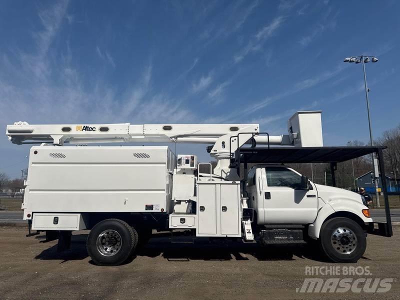 Ford F-750 Teherautóra szerelt emelők és állványok