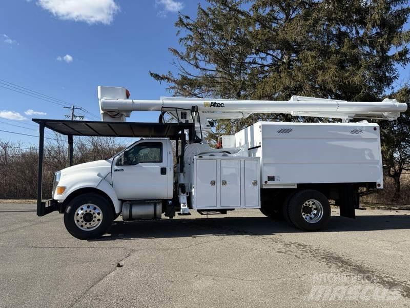 Ford F-750 Teherautóra szerelt emelők és állványok