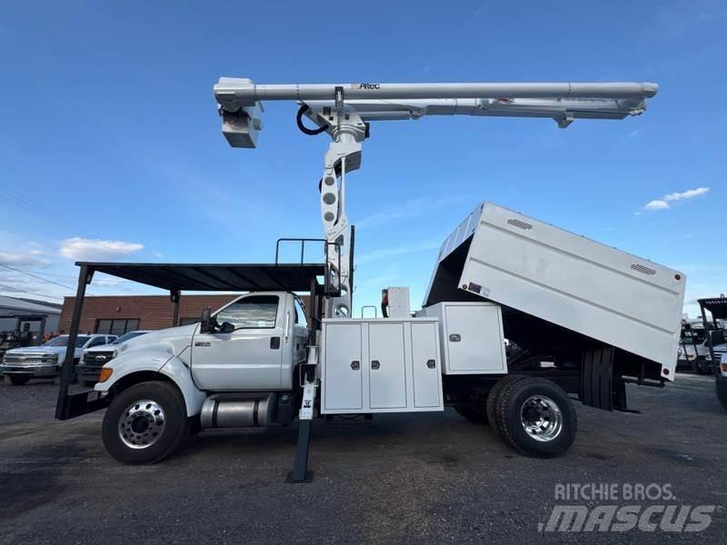 Ford F-750 Teherautóra szerelt emelők és állványok