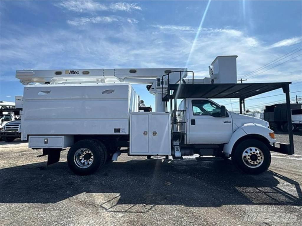 Ford F-750 Teherautóra szerelt emelők és állványok