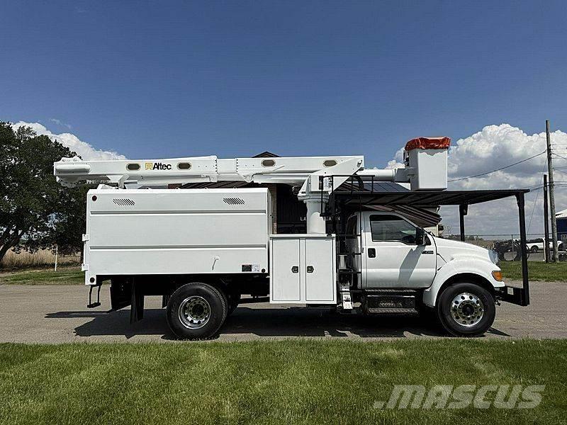Ford F-750 Teherautóra szerelt emelők és állványok