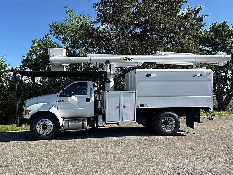 Ford F-750 Teherautóra szerelt emelők és állványok