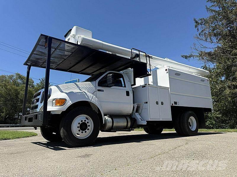 Ford F-750 Teherautóra szerelt emelők és állványok