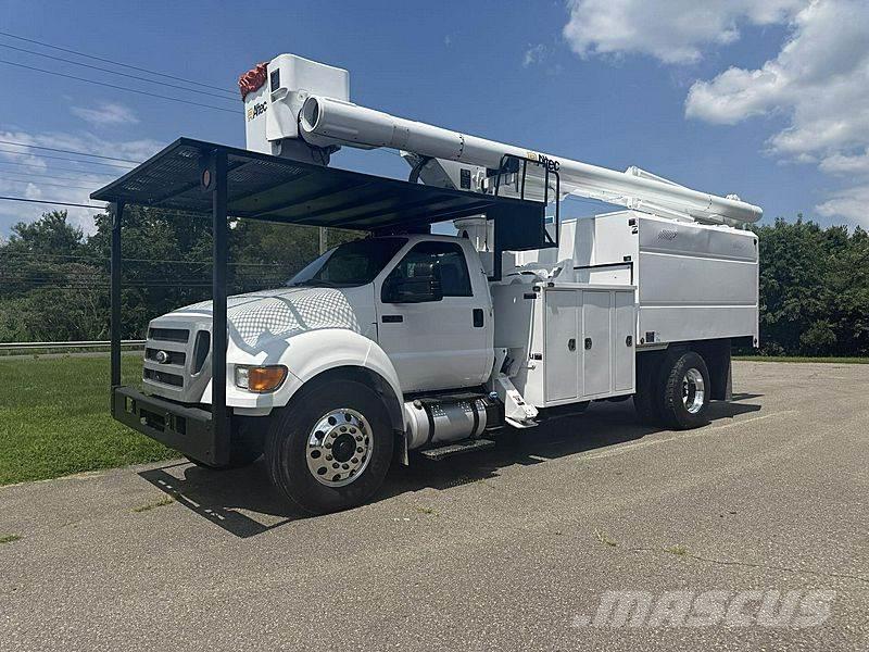Ford F-750 Teherautóra szerelt emelők és állványok