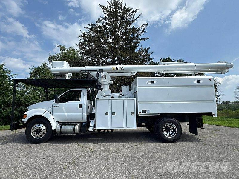 Ford F-750 Teherautóra szerelt emelők és állványok