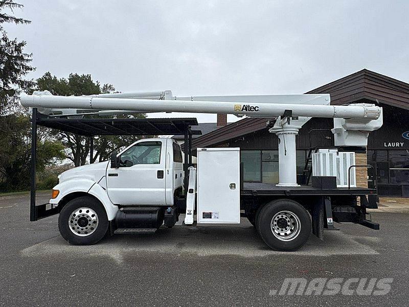 Ford F-750 Teherautóra szerelt emelők és állványok