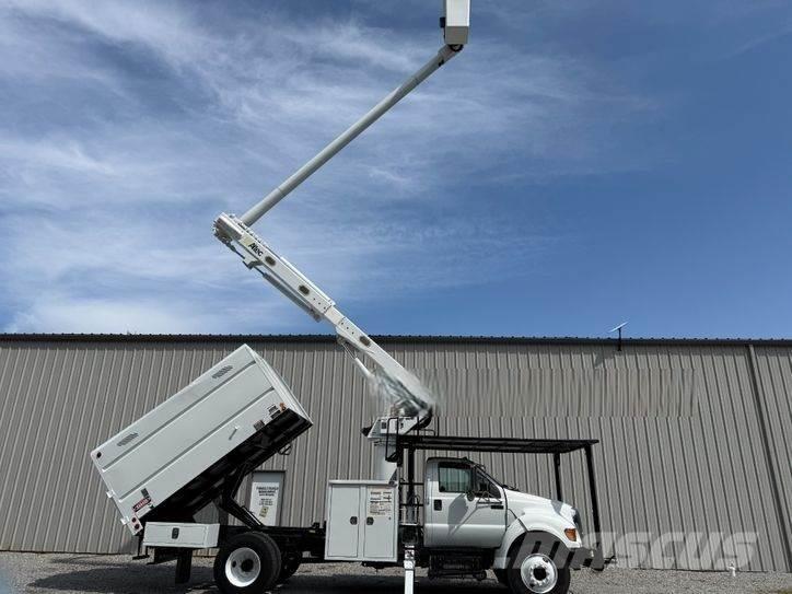 Ford F-750 Teherautóra szerelt emelők és állványok
