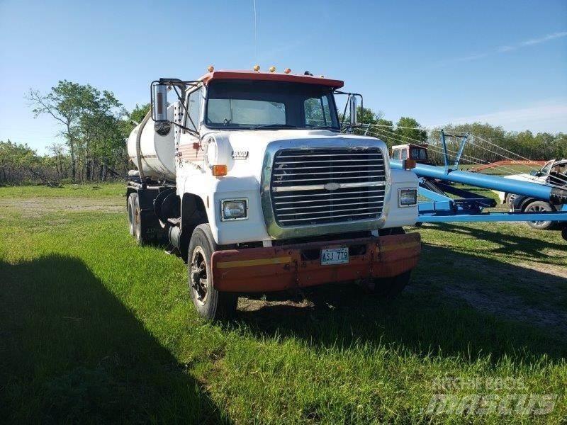 Ford L8000 Tartályos teherautók