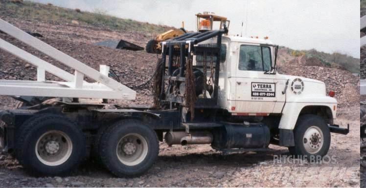 Ford LT9000 Platós/Csörlős teherautók