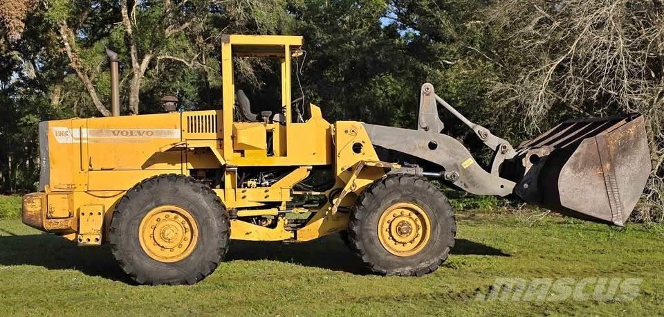 Volvo L90C Gumikerekes homlokrakodók