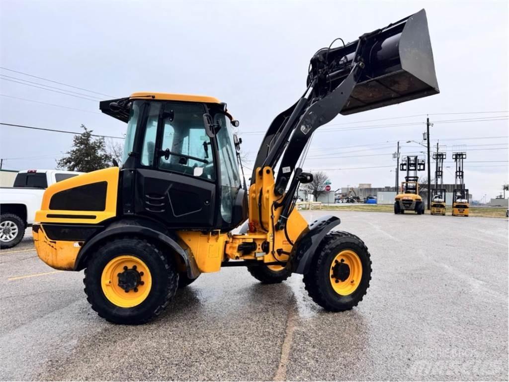 JCB 409 Gumikerekes homlokrakodók