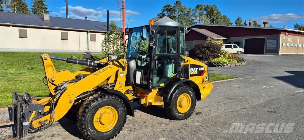 CAT 906M Gumikerekes homlokrakodók