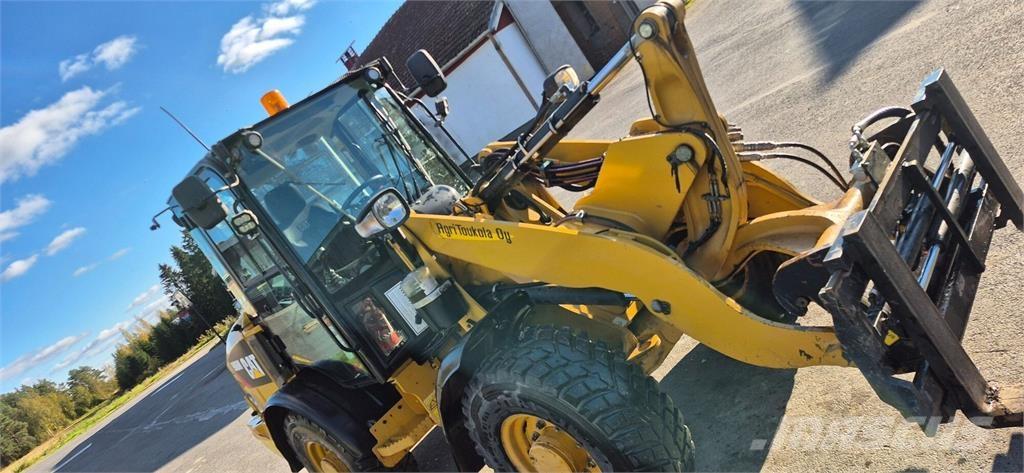 CAT 906M Gumikerekes homlokrakodók