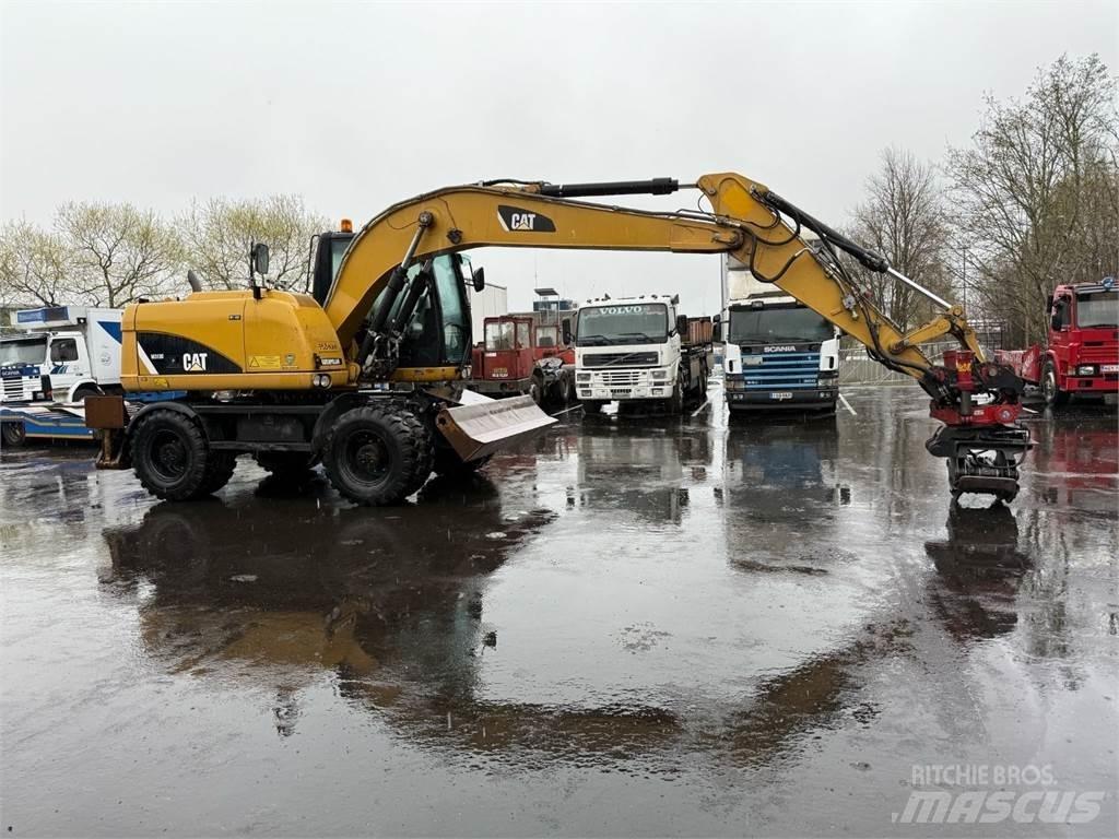 CAT M313 D Gumikerekes kotrók