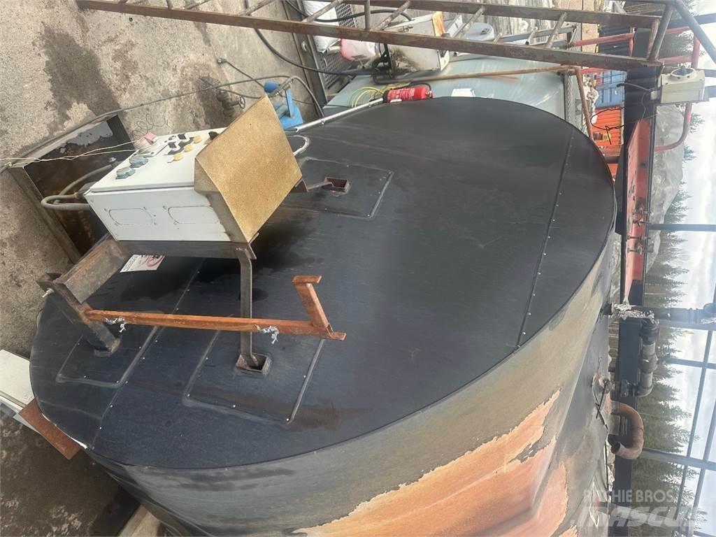 CM 58m3 Üzemanyag tartályok