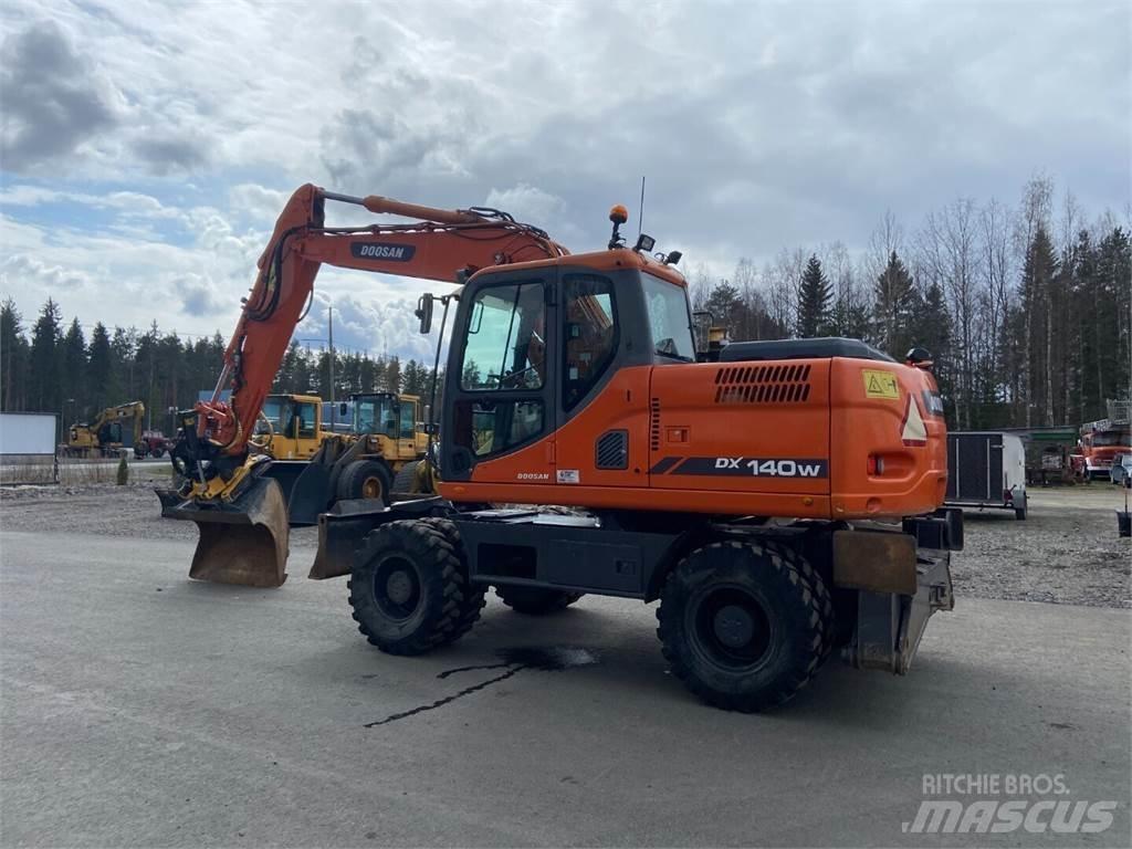 Doosan DX 140W Gumikerekes kotrók