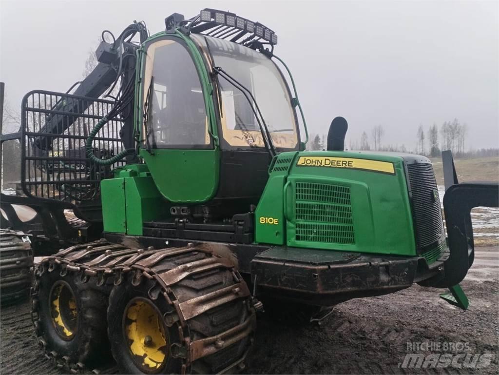 John Deere 810 E Kihordók