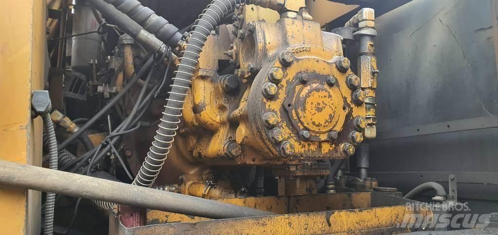 Komatsu PC300-3 Lánctalpas kotrók
