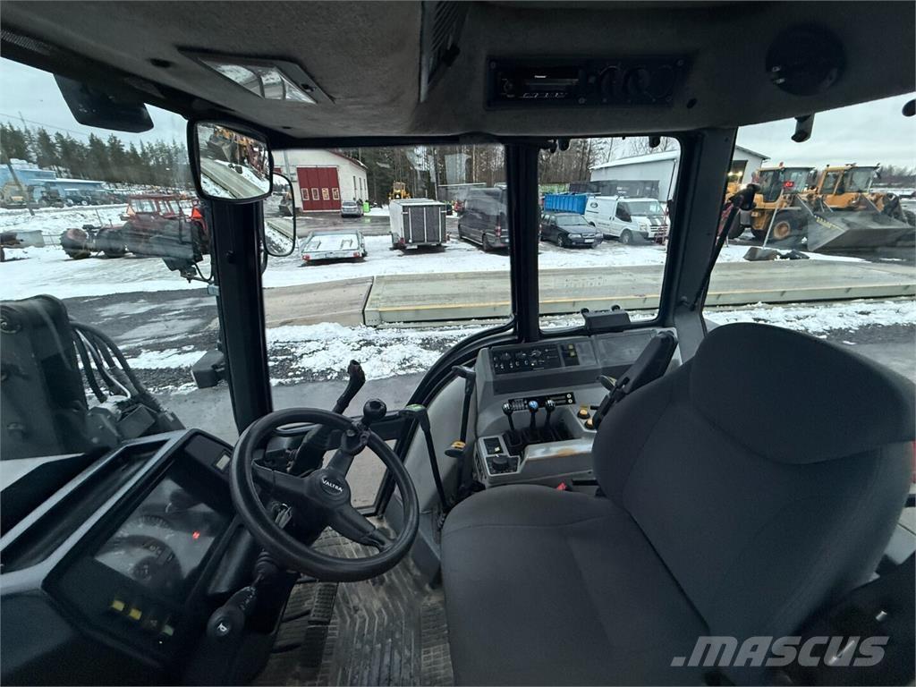 Valmet 8100 Turbo Traktorok