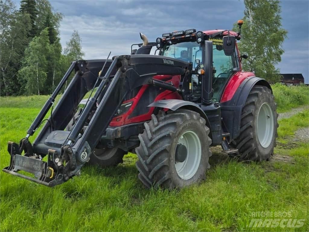 Valtra T144 Versu Traktorok