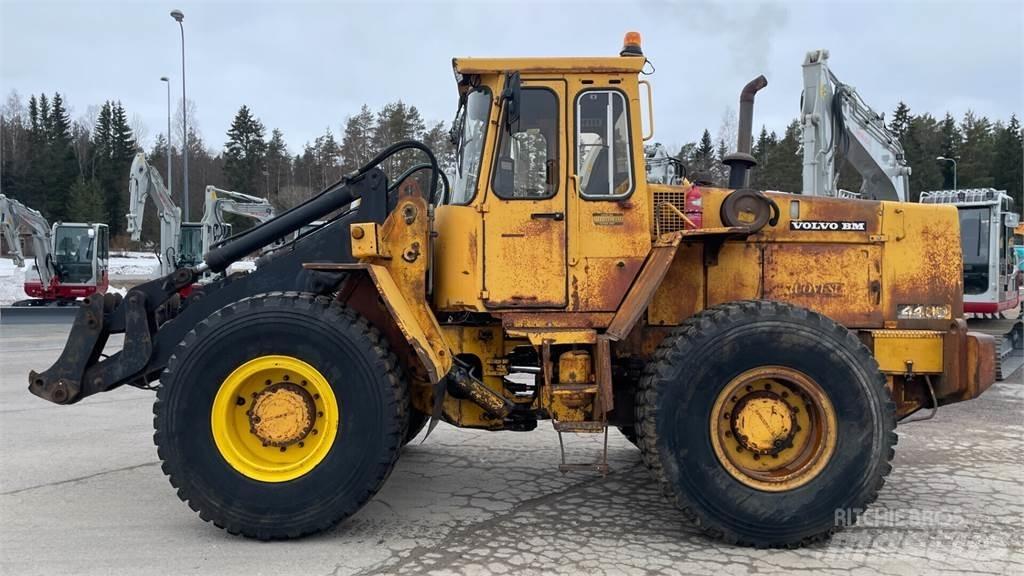 Volvo 4400 Gumikerekes homlokrakodók