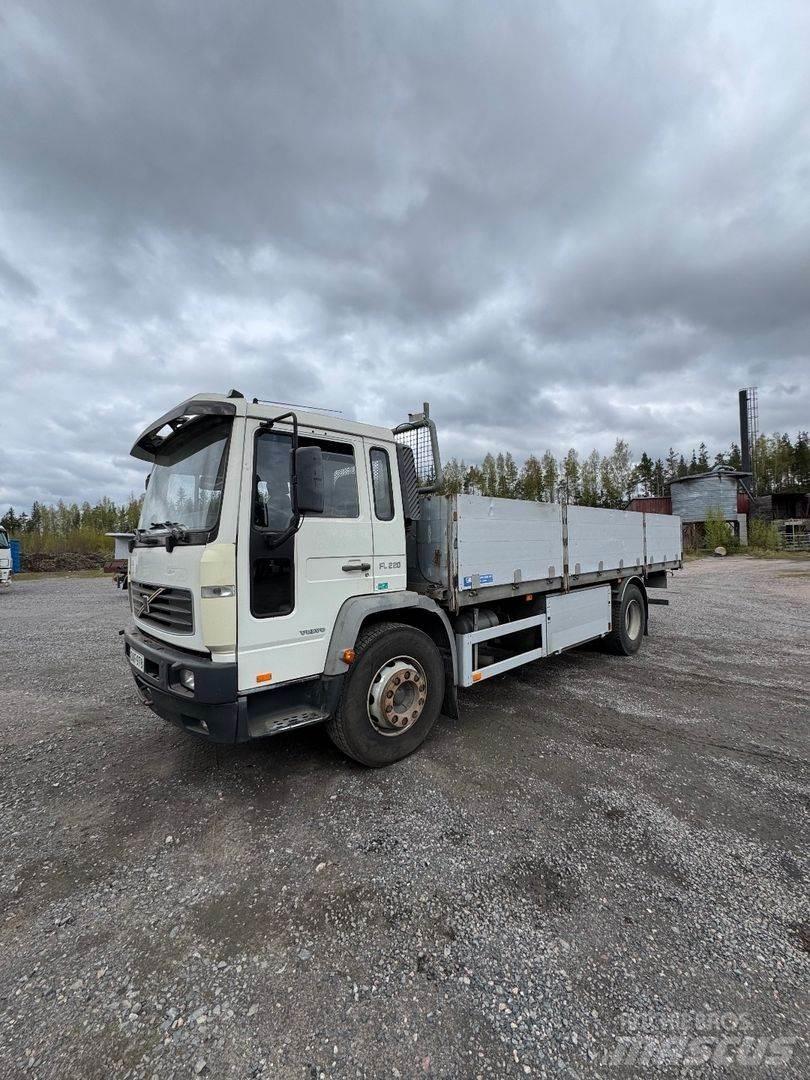 Volvo FL6 Platós / Ponyvás teherautók