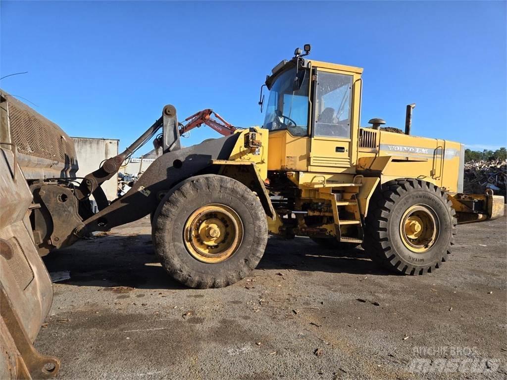 Volvo L120C Gumikerekes homlokrakodók