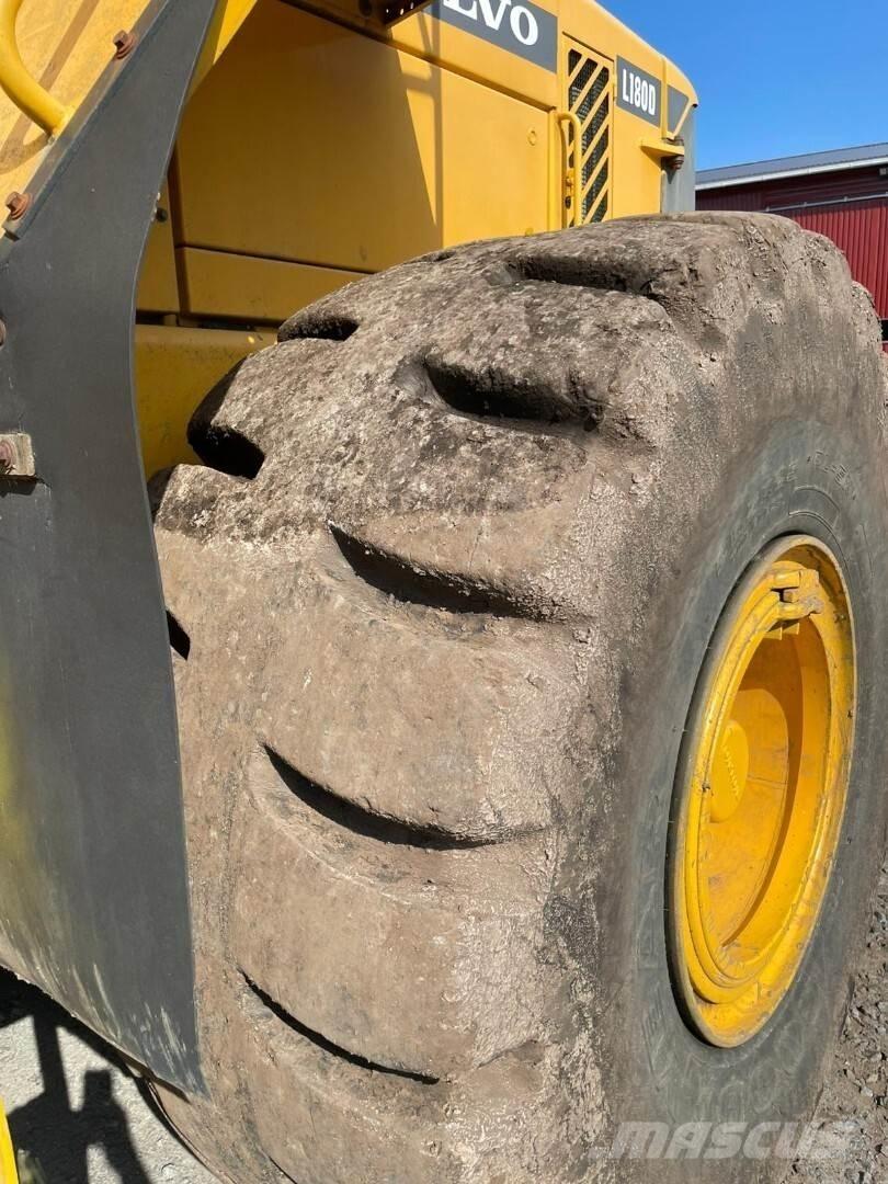 Volvo L180D Gumikerekes homlokrakodók