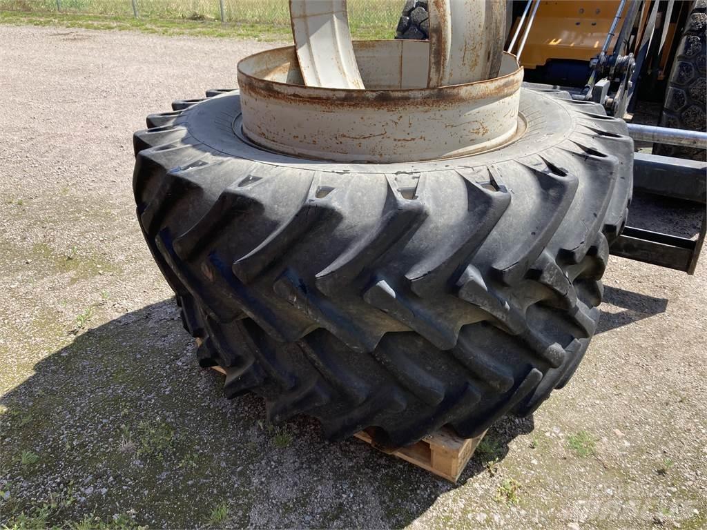  18.4X38 Gumiabroncsok, kerekek és felnik