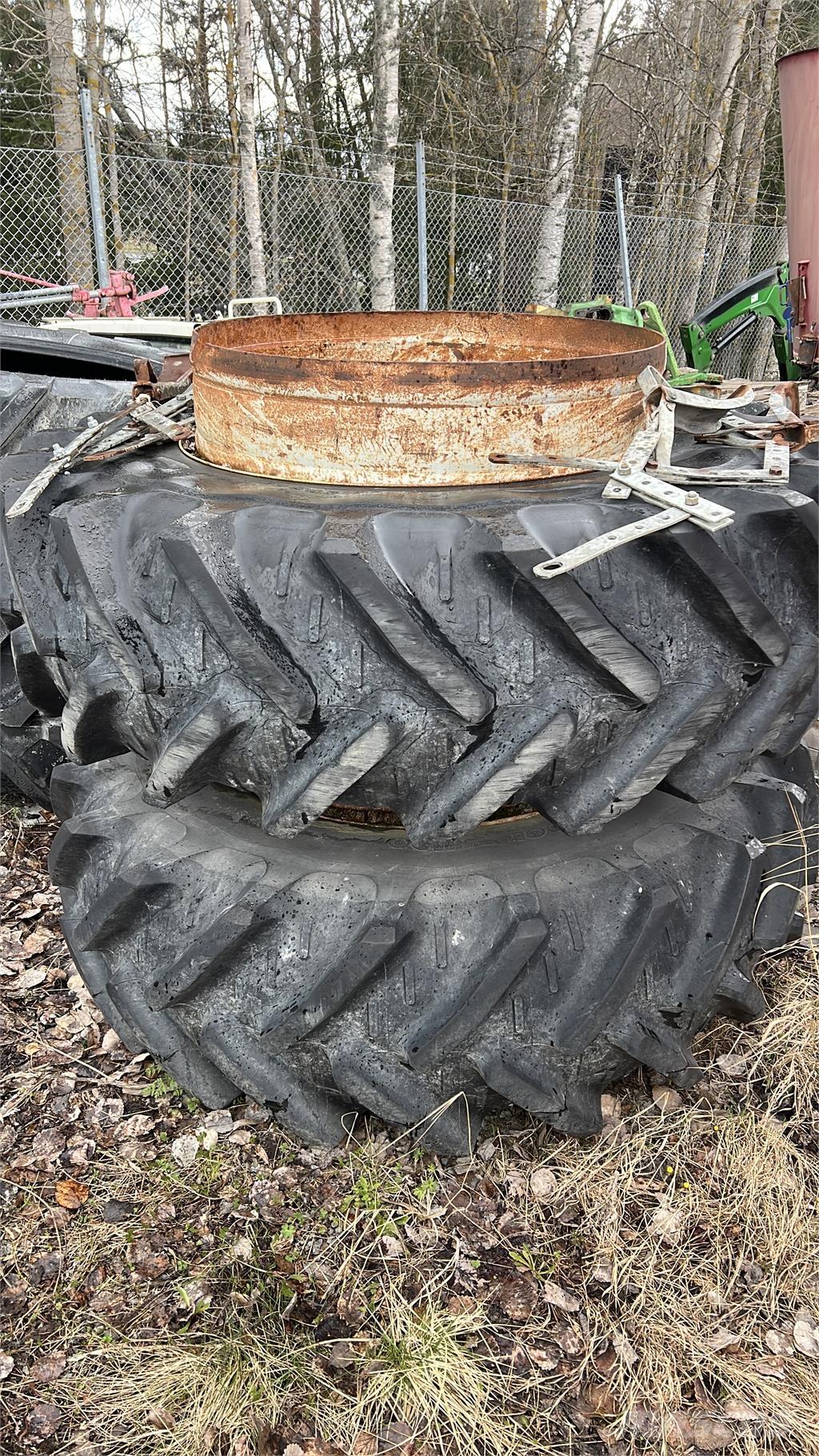  20.8R 38 Gumiabroncsok, kerekek és felnik