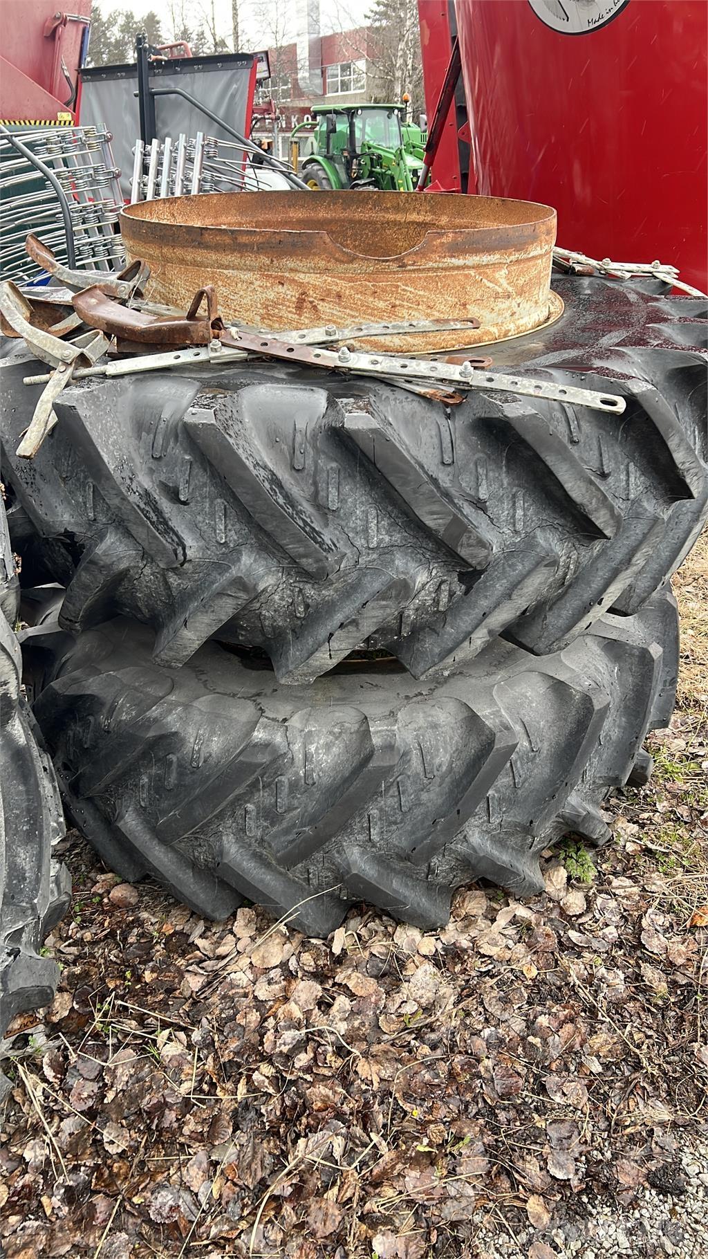  20.8R 38 Gumiabroncsok, kerekek és felnik