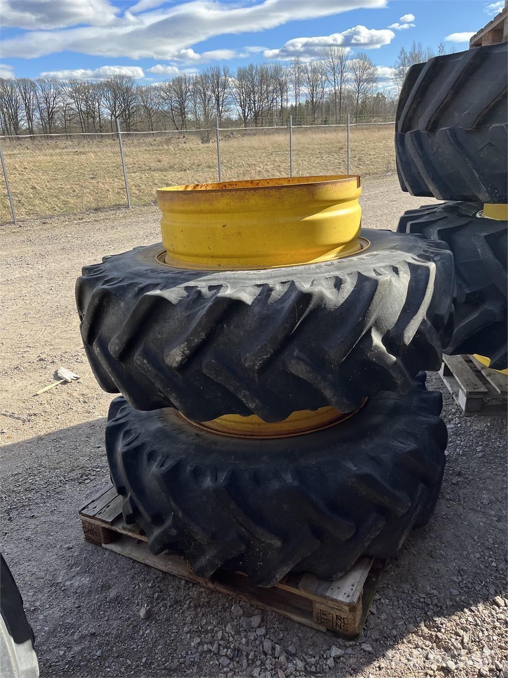  650/65x42, 540/65x30 Gumiabroncsok, kerekek és felnik