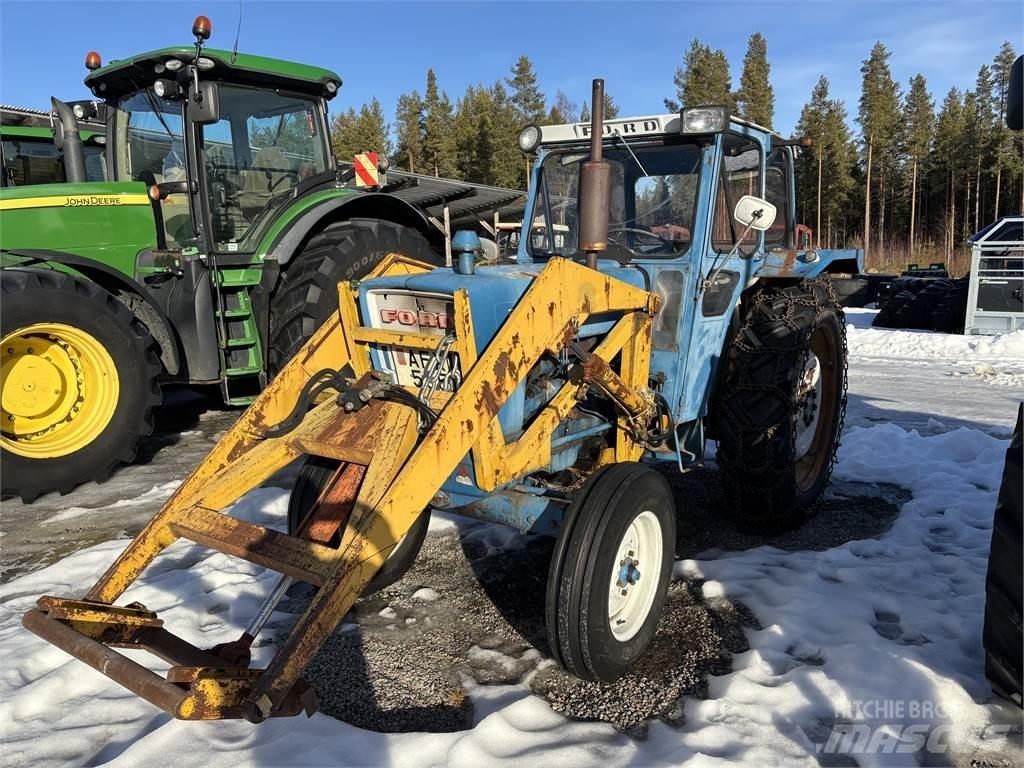 Ford 5000 med lastare Traktorok