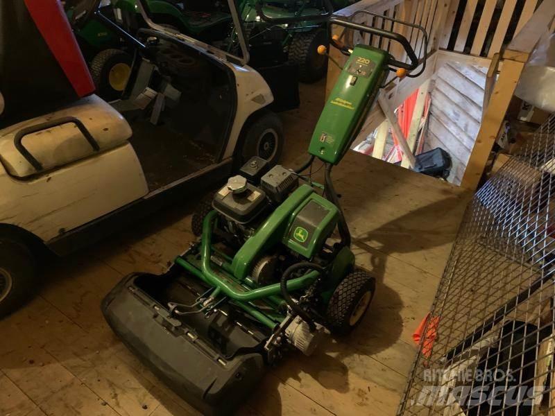 John Deere 220 Ráülős fűnyírók
