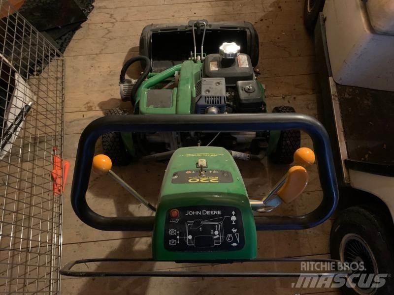 John Deere 220 Ráülős fűnyírók