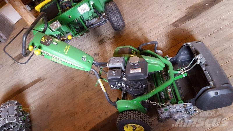 John Deere 220 Ráülős fűnyírók