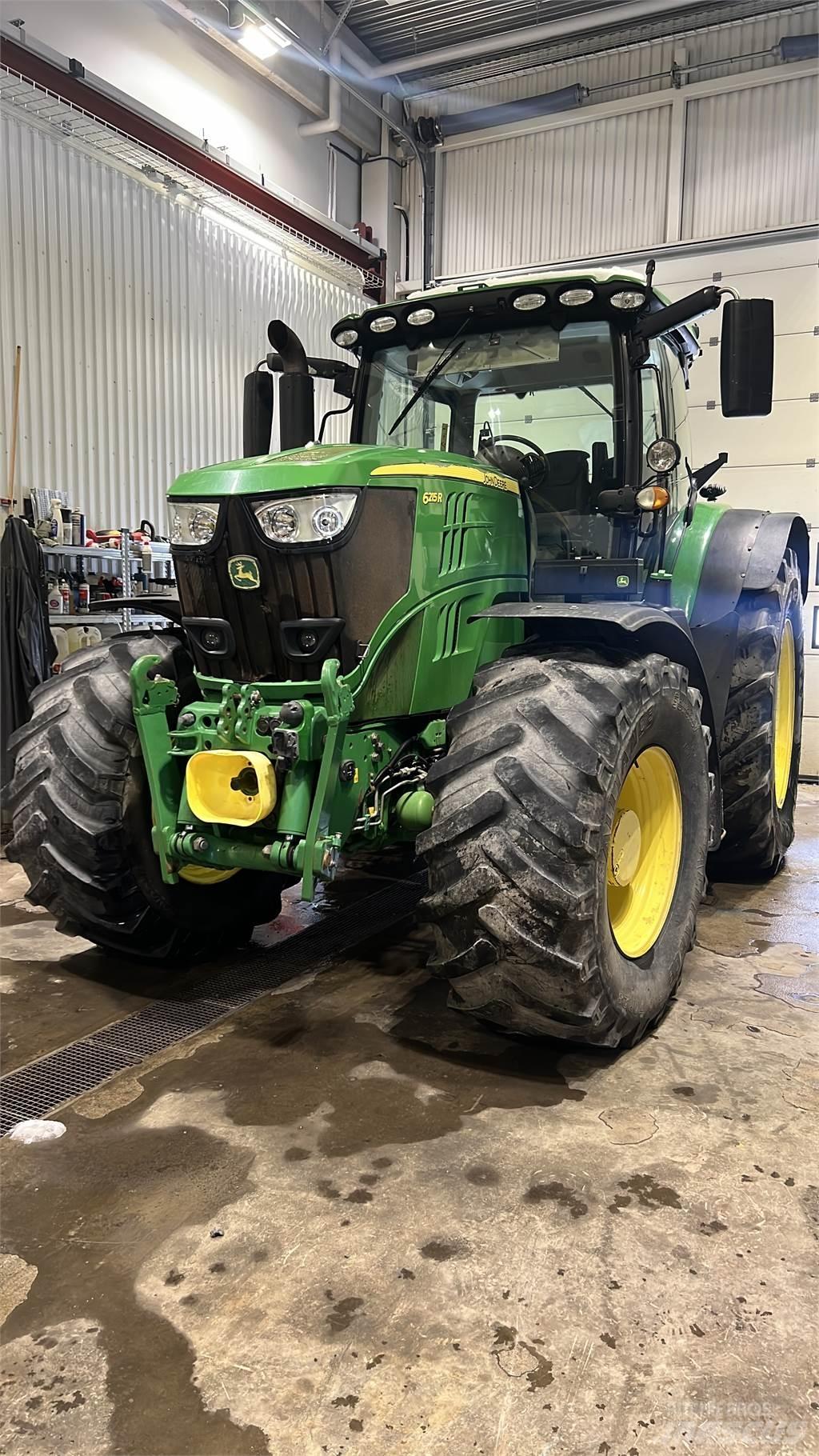 John Deere 6215R Traktorok