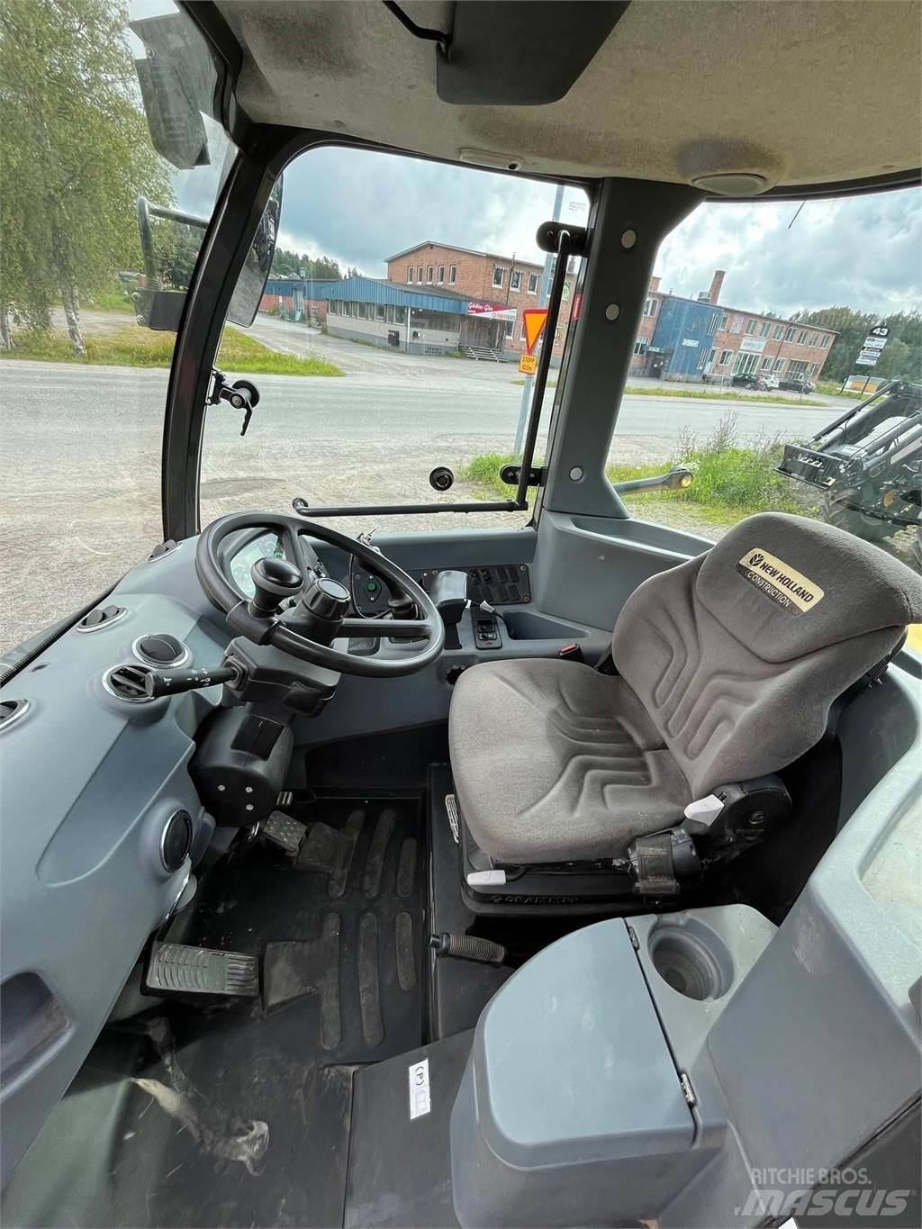 New Holland W70C Gumikerekes homlokrakodók