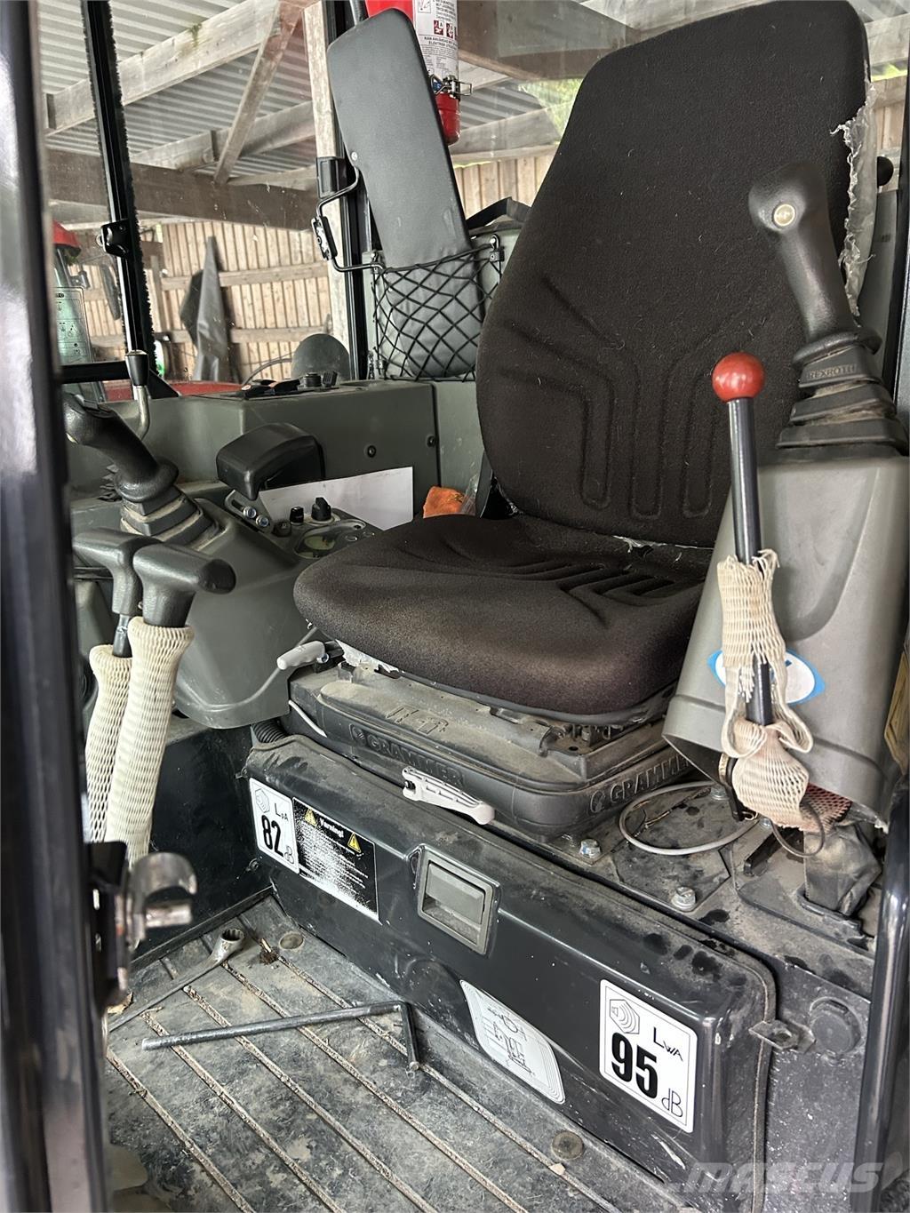 Yanmar VIO 38 GRÄVARE Gumikerekes homlokrakodók