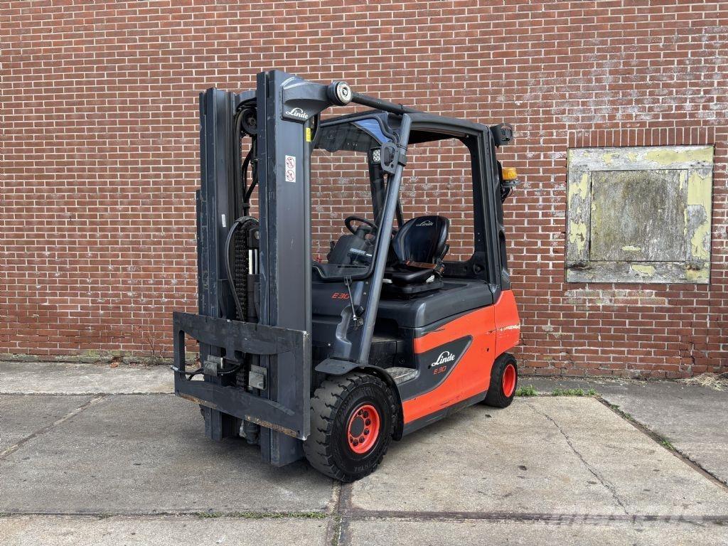 Linde E30-01 Elektromos targoncák