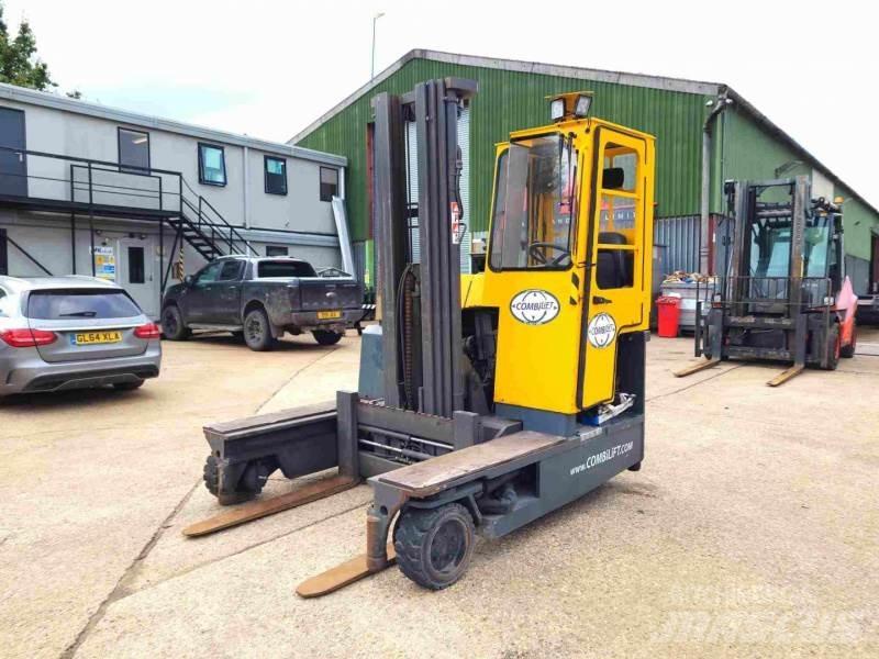 Combilift C3000 GAS Tolóoszlopos négyutas targonca